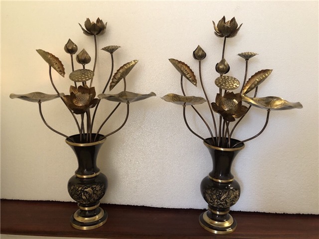 Tại sao lại nên để lọ hoa sen bằng đồng trên ban thờ gia tiên?