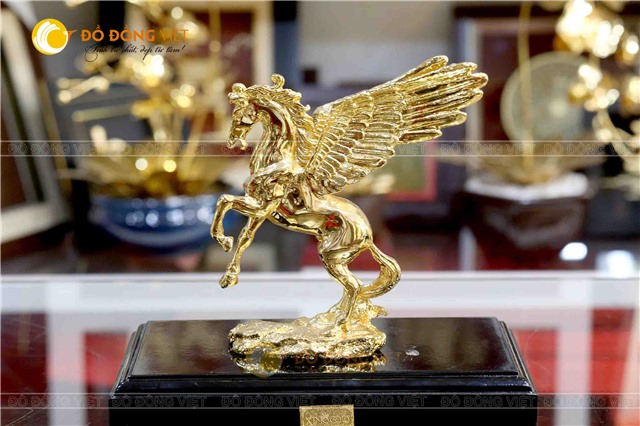 Cách trưng bày tượng linh vật ngựa có cánh thếp vàng 9999