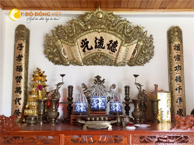 Nên chọn bộ cuốn thư câu đối bằng đồng hay bằng gỗ?