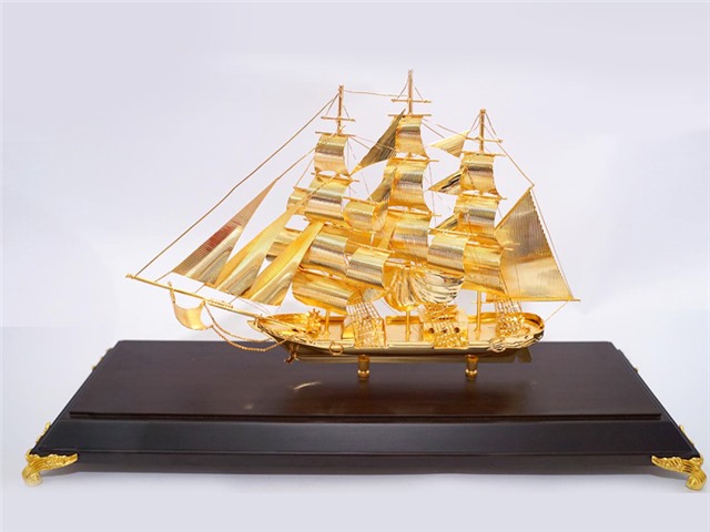 Quà tặng thuyền buồn dát vàng 24k giáp thìn 2024