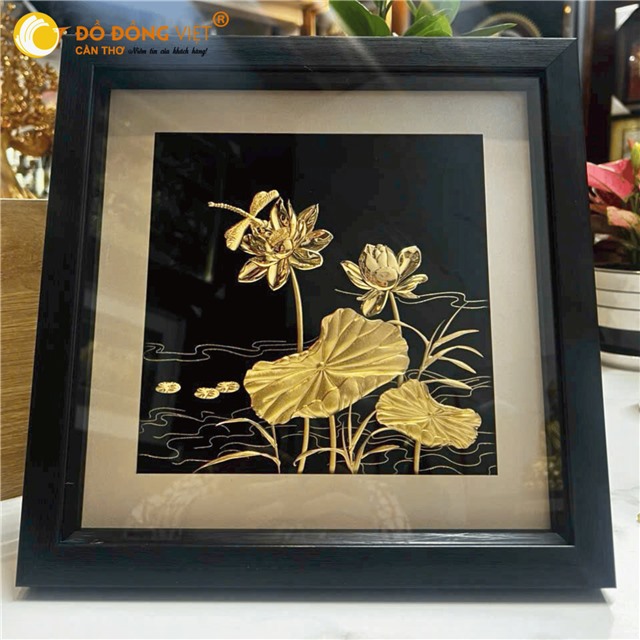 TRANH HOA SEN CHUỒN CHUỒN VÀNG 24K – BIỂU TƯỢNG PHONG THỦY THANH CAO VÀ TINH TẾ