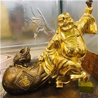 Tượng Phật Di Lặc kéo bao tiền bằng đồng